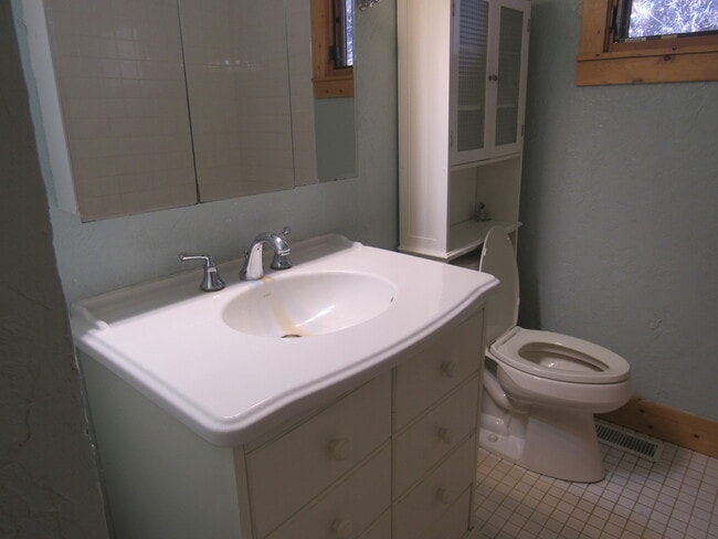 Building Photo - $1,400 - 2 Bedroom / 1 Bath Cabin in Tuckaseegee with Lovely Mountain View