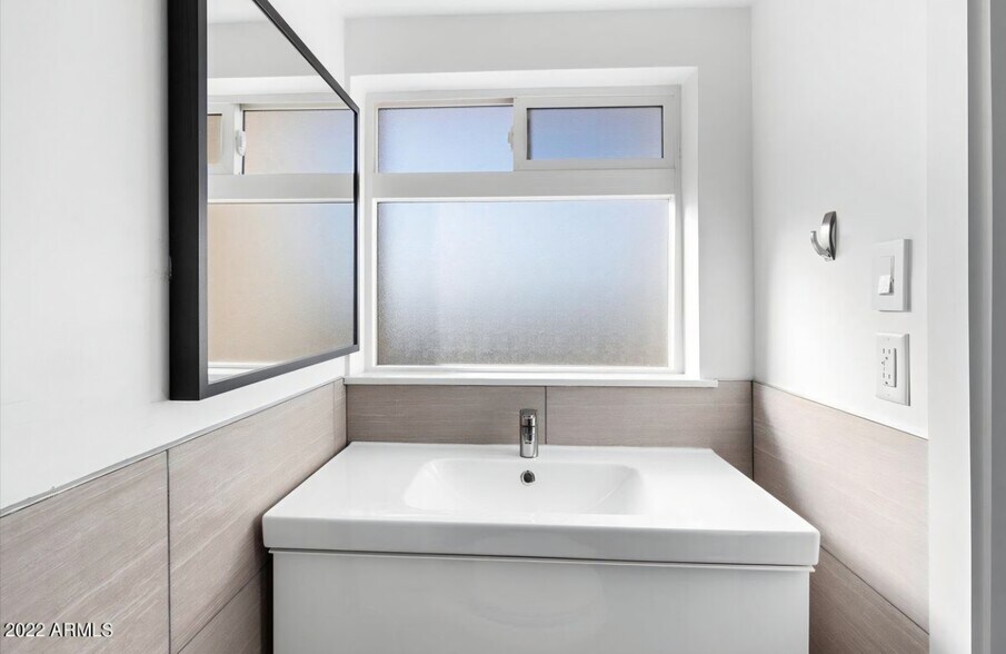 Building Photo - 349 E Thomas Rd