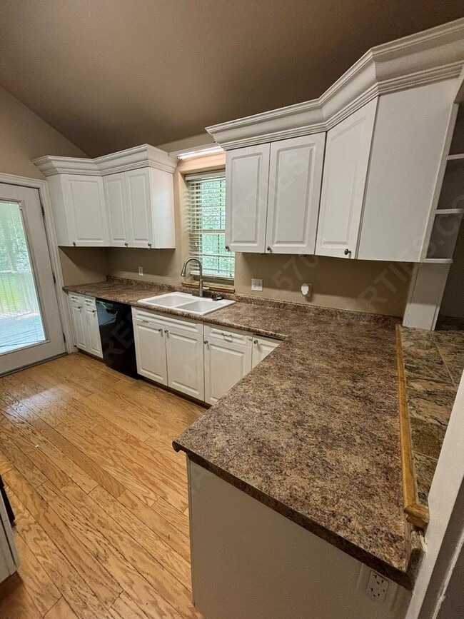 Building Photo - Spacious Living: 3 bed 1 bathroom Fayettev...