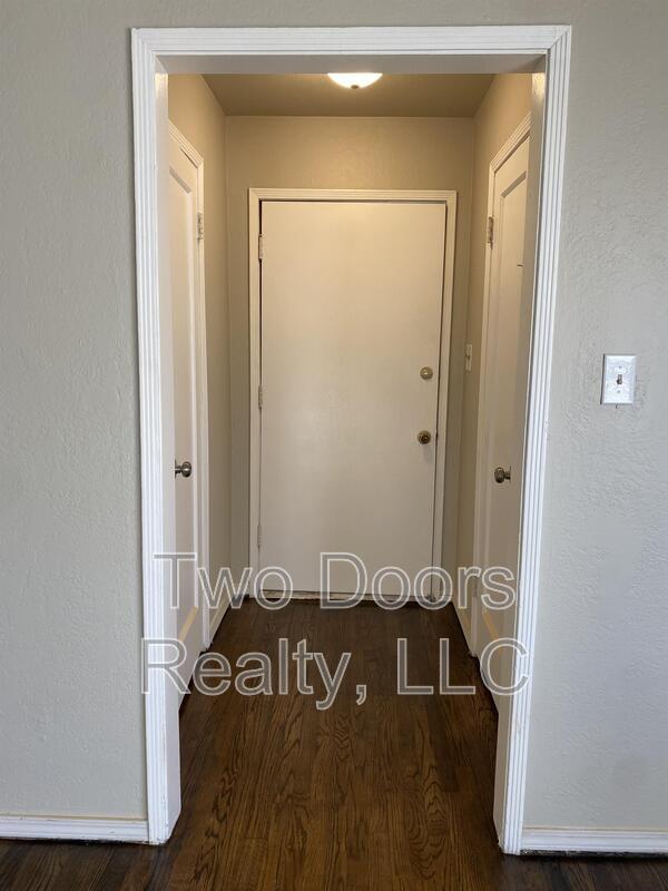 Building Photo - 561 E Indian Dr