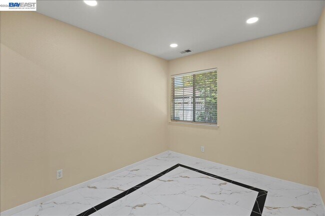 Building Photo - 38806 Litchfield Cir