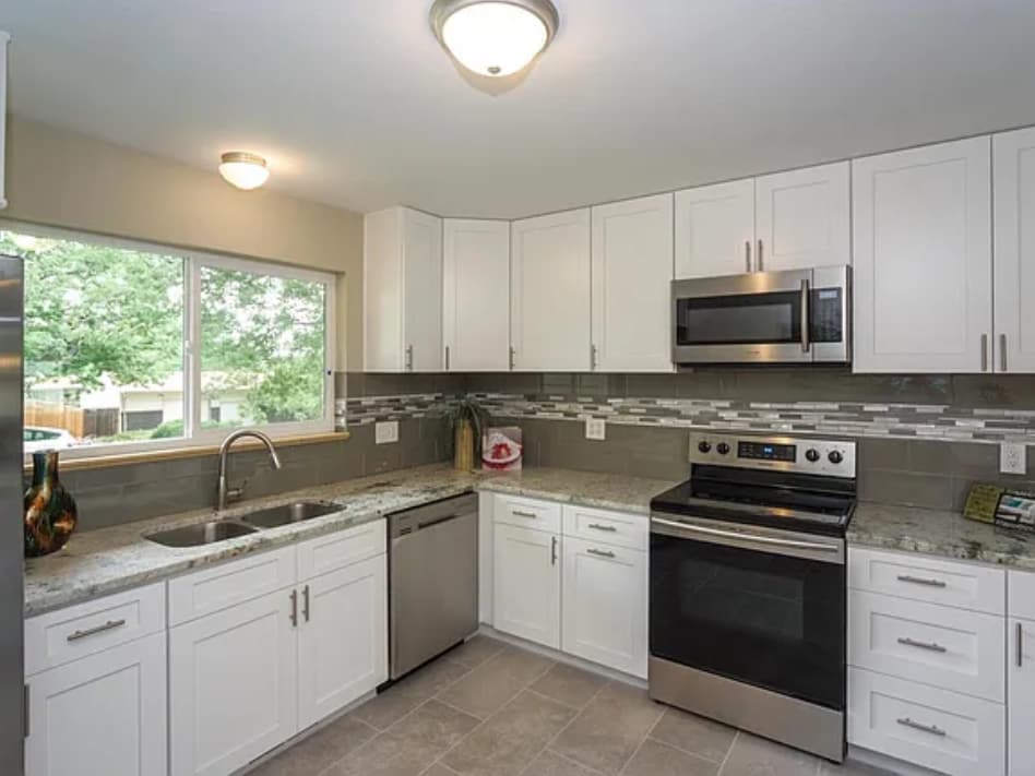 Kitchen - 827 S Robb Way