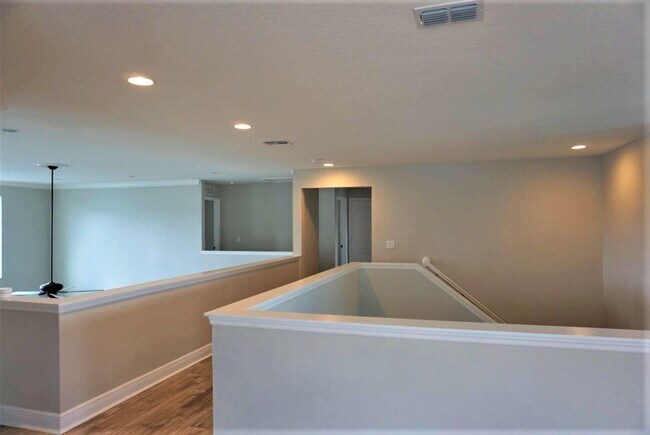 Building Photo - Orchard Hills 6 bed / 3.5 Bath - Partially Furniushed