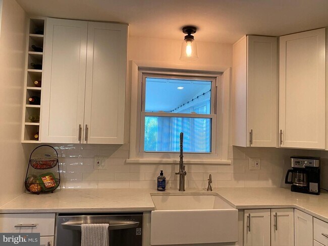 Building Photo - Show stopper