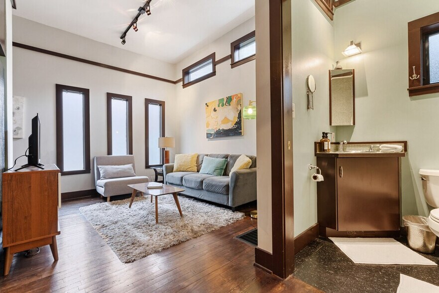 Building Photo - 1208 E Thomas St