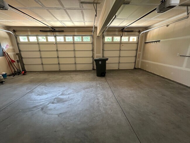 Building Photo - 4 bed/2.5 bath and 3 car garage and a down...