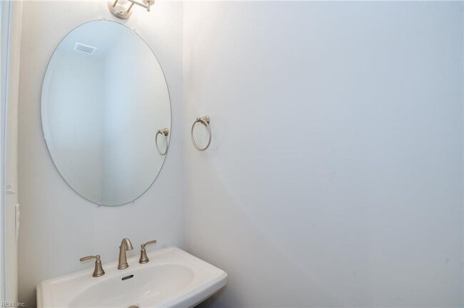 Building Photo - Like-New Two-Unit Condo in Sought-After Ch...