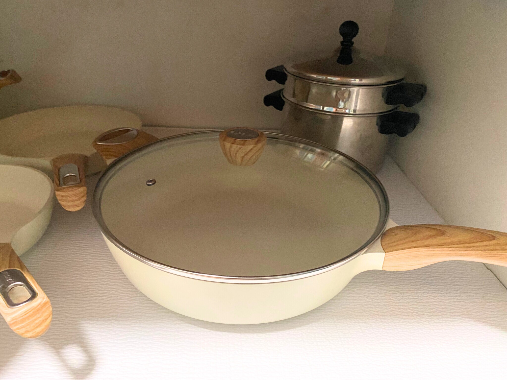 Ceramic non-stick pots & pan set - 1778 W 28th St