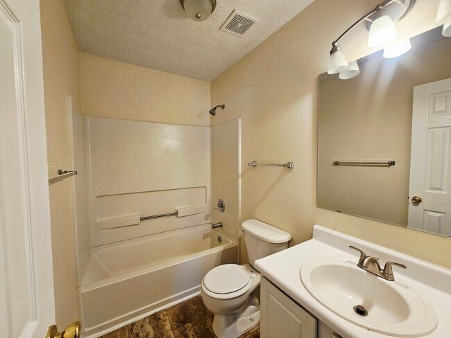 Building Photo - Three Bedroom With Large  Bonus Room