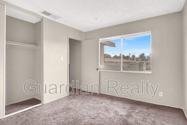 Building Photo - 2209 Tall Pine Dr