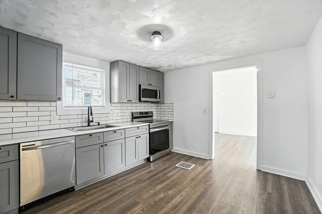 Building Photo - 191 Elmwood Ave