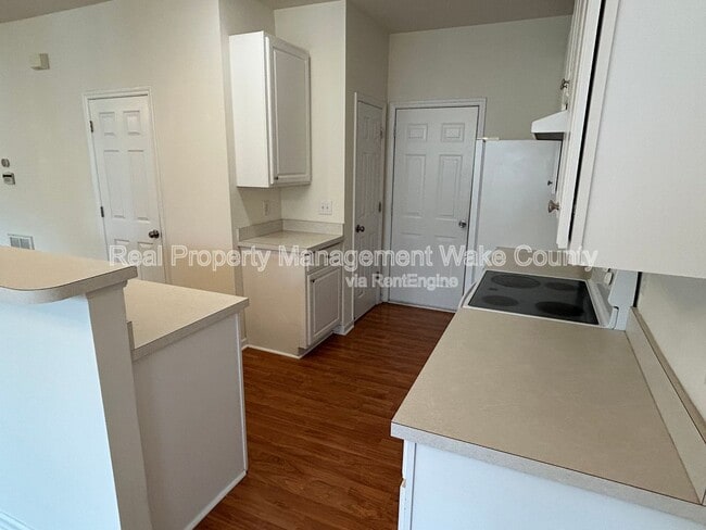 Building Photo - 2500 Valley Haven Dr