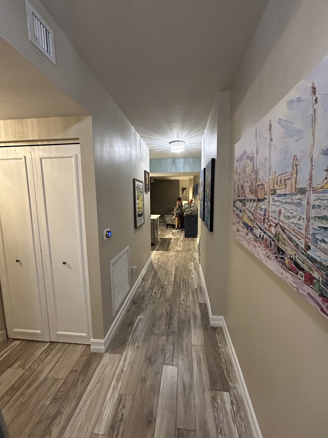 Building Photo - 3000 Oasis Grand Blvd