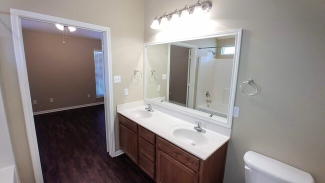 Master Bath - 1718 Wood Creek Dr