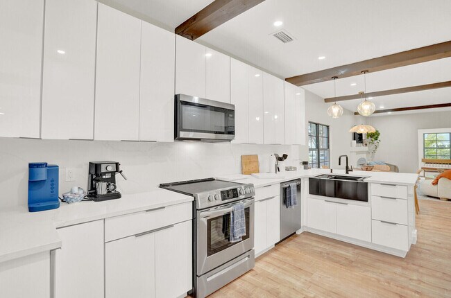 Building Photo - 727 Fernwood Dr