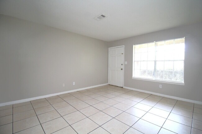 Building Photo - 2-Bedroom Duplex Near UWF – Tile Floors, G...