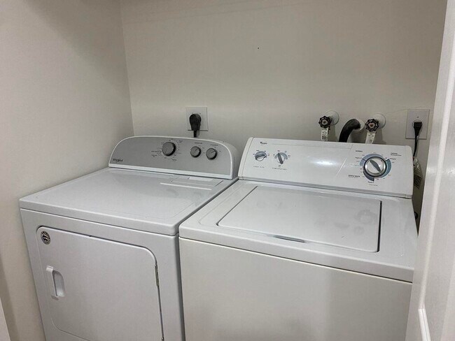 Building Photo - 925 Imperial Lake Rd