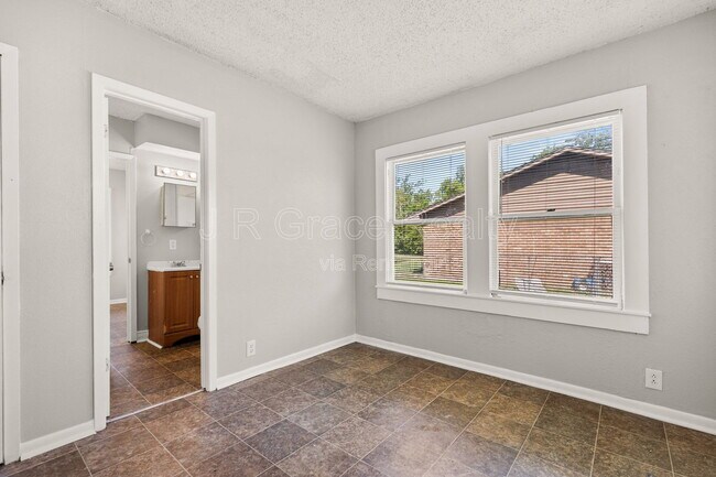 Building Photo - 807 W Sabine St