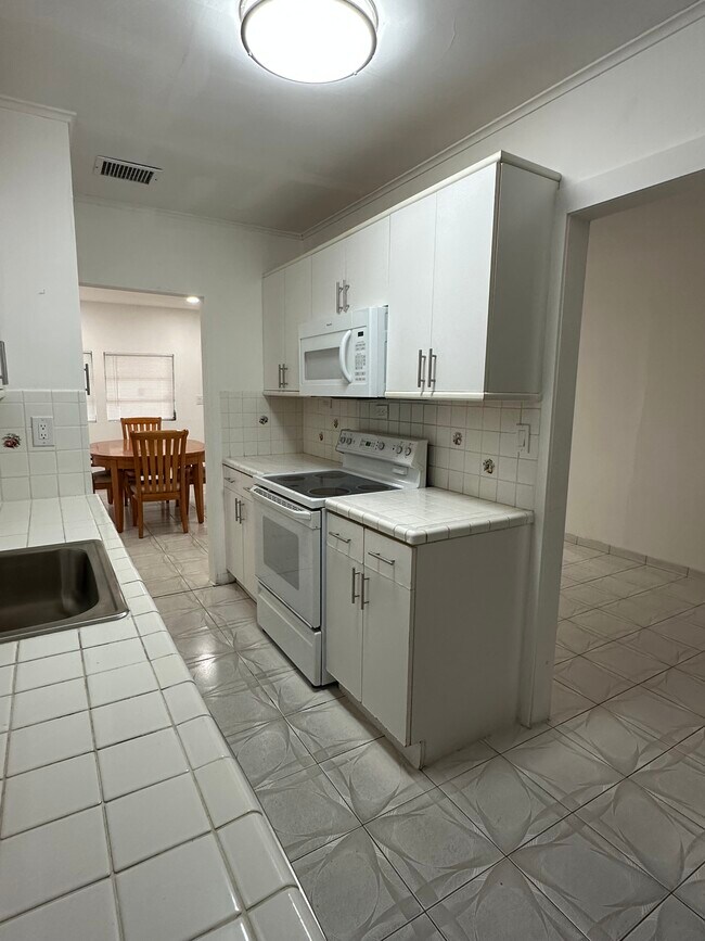 Building Photo - 811 NE 2nd Pl