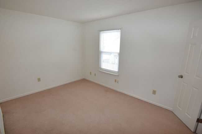 Building Photo - Updated 2 Bedroom Townhome in Salem Lakes