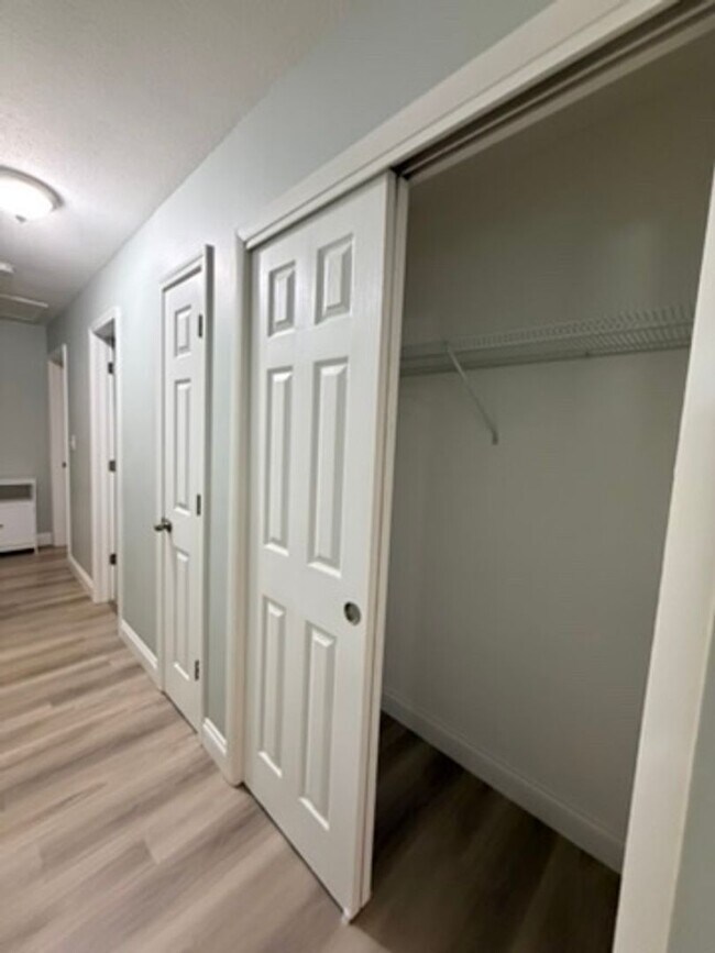 Building Photo - UNFURNISHED, UPDATED 3B/1.5B Home in the Heart of Ft. Walton Beach