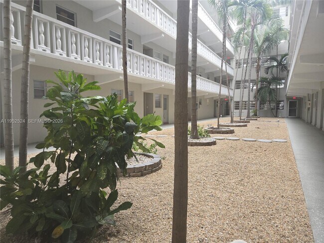 Building Photo - 330 SE 2nd St