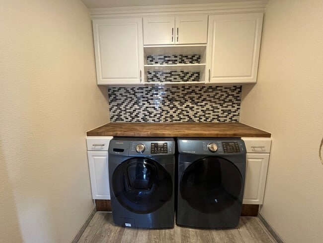 Building Photo - Large 3 Bedroom 2.5 Bathroom Located In Th...