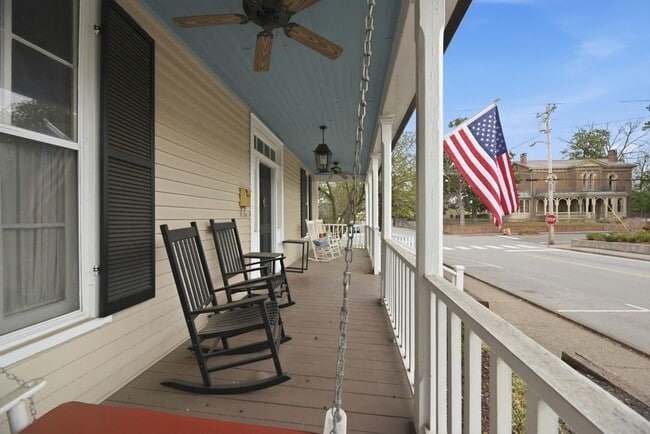 Building Photo - 117 7th Ave N