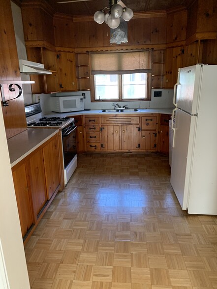 Kitchen with Breakfast nook - 673 Hudson Ave