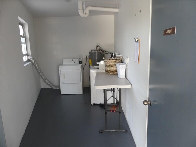 Building Photo - 950 Hillcrest Dr