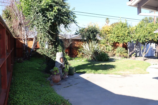 Building Photo - Wonderful three bedroom home in S. Salinas