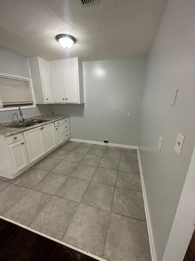 Building Photo - Fully Renovated 4 /1 Single Family House A...