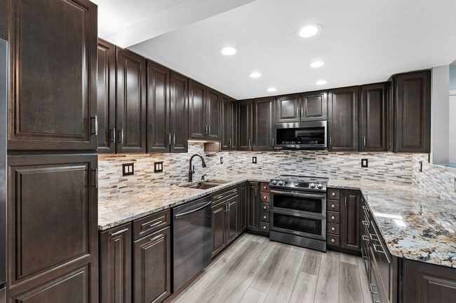 Building Photo - 2 bed, 2 bath Available Now!