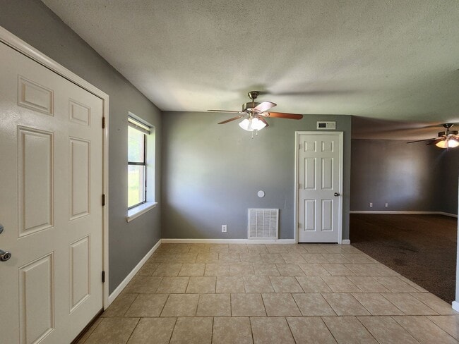 Building Photo - 3 Bedroom 1.5 Bath home in Shawnee!