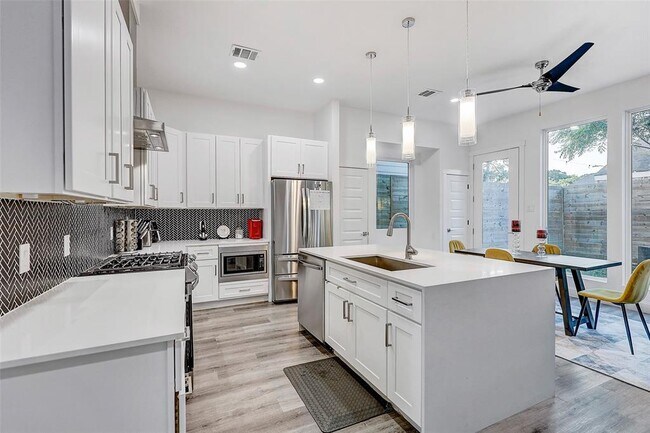 Building Photo - 5006 Golden Forest Dr