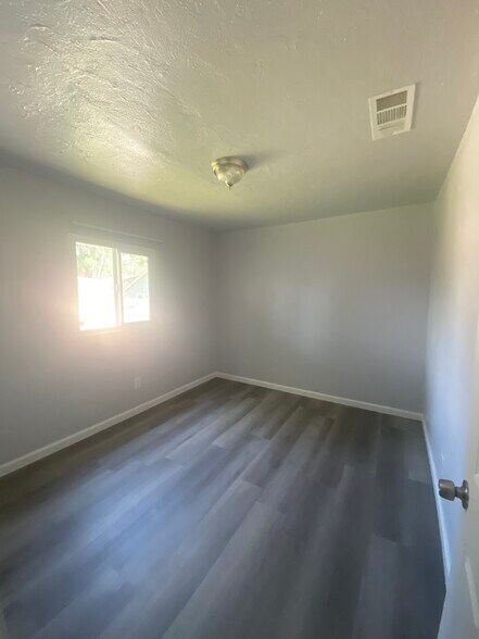 Building Photo - 272 W Beechwood Ave