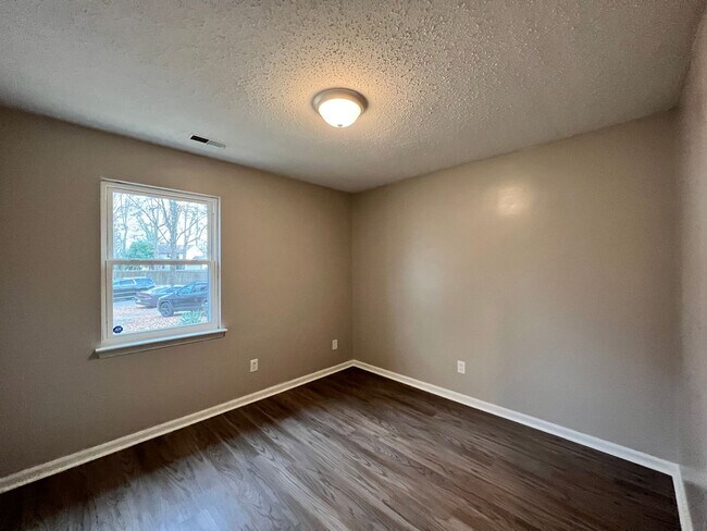 Building Photo - Four bedroom home in Norfolk - Beautiful Backyard