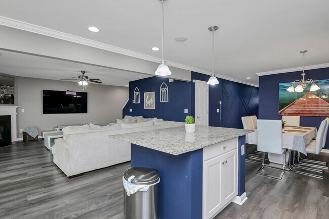 Building Photo - Spacious 5-Bedroom, 3-Bath Home with Modern Features in Elgin!