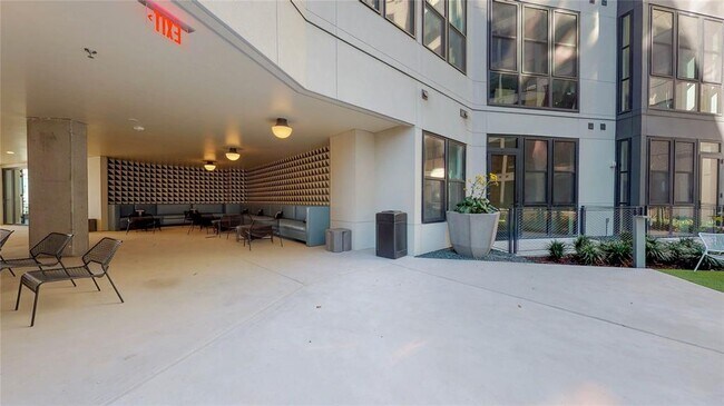 Building Photo - 800 Embassy Dr