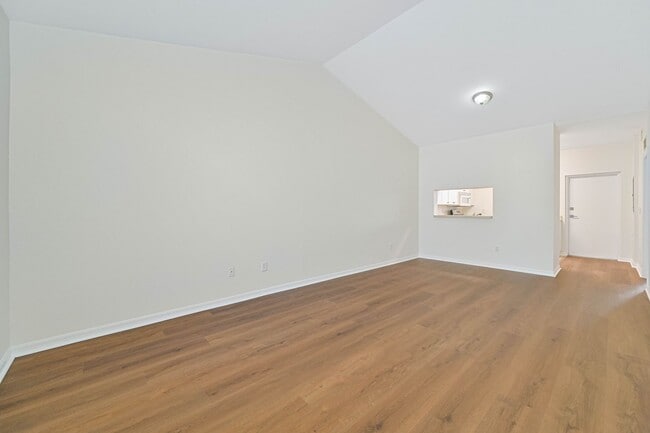 Building Photo - ~2 bed/2 bath UPDATED condo at The Cove on Six Mile