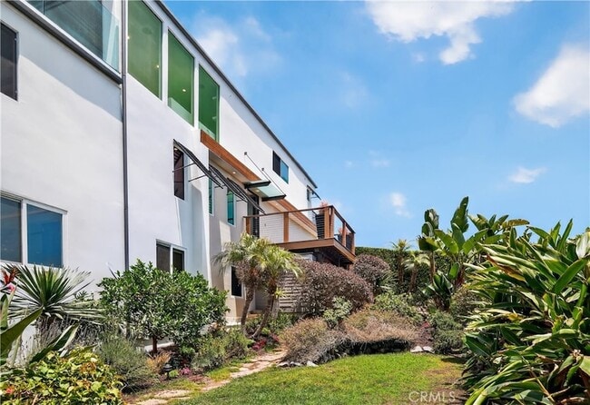 Building Photo - 855 Santa Ana St