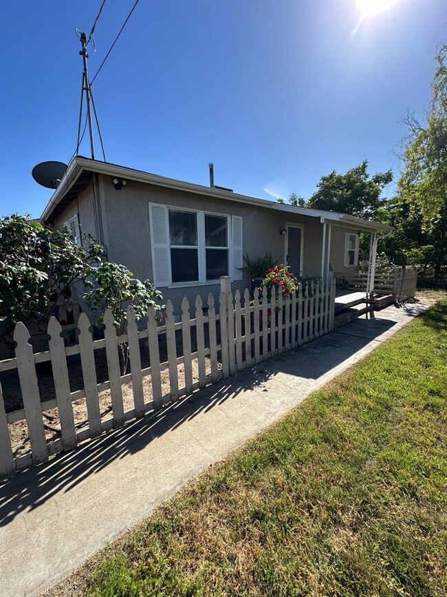 Building Photo - 3083 E Rose Ave