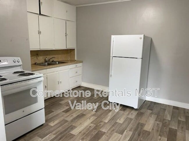 Building Photo - 208 5th Ave SW