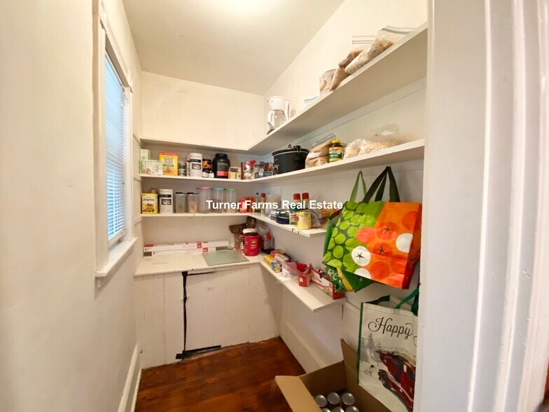 Building Photo - 10 Sachem St