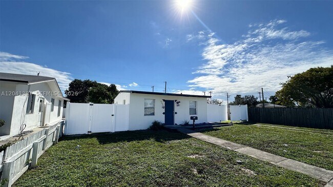 Building Photo - 550 NW 15th Ct