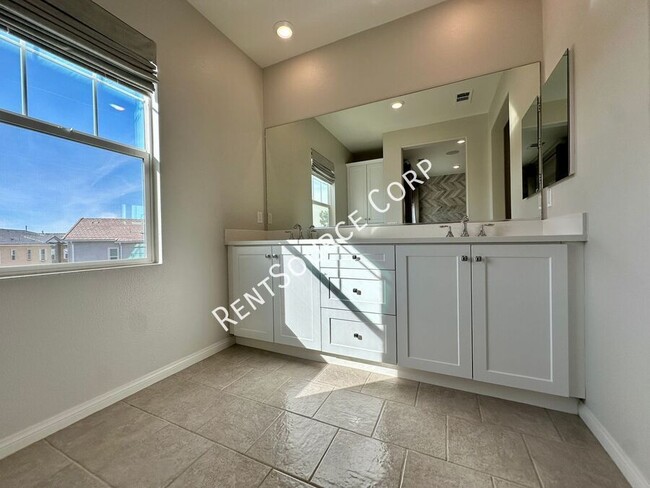 Building Photo - 2 Bedroom Townhome w/ SOLAR located in San...