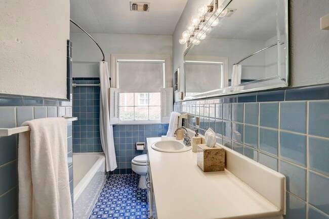 Building Photo - 2825 Quenby Ave