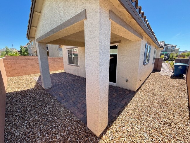 Building Photo - Beautifully Upgraded Single-Story 2BED/2BA...