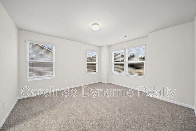 Building Photo - 916 S Battleground Ave