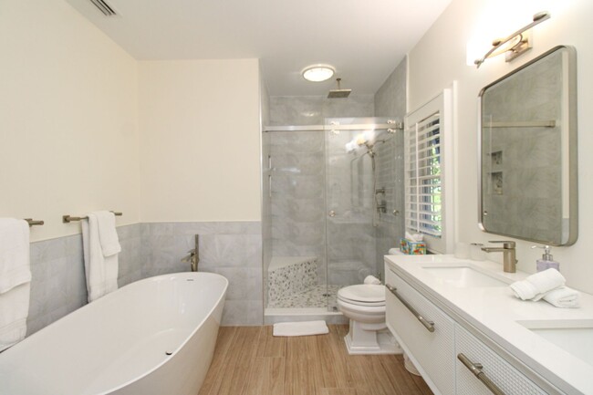 Building Photo - **STUNNING POOL HOME**4BEDS / 4.5BATHS**AQ...